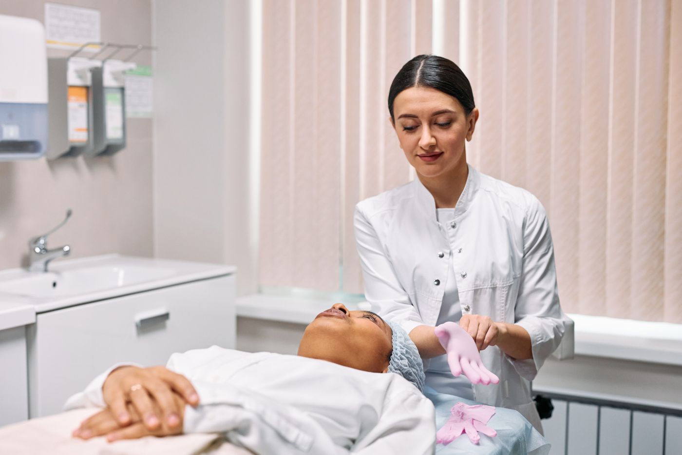 Profesional de la clínica atendiendo a una paciente