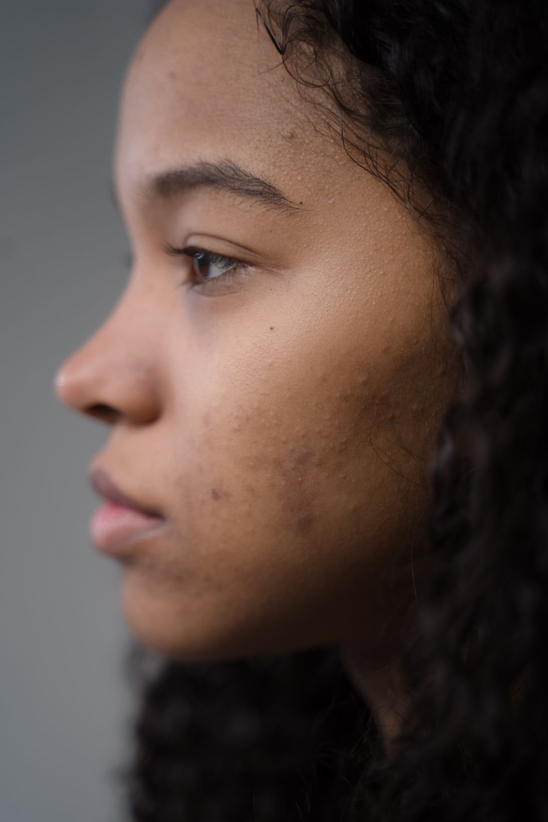 Perfil de una mujer con piel natural